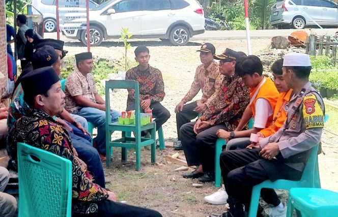 
 Bentuk Simpati dan Belasungkawa, Bhabinkamtibmas Desa Corawali Hadiri Takziah Warga