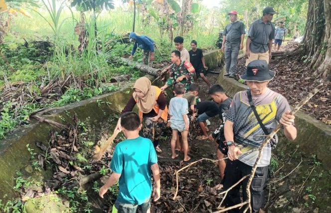 
 Bhabinkamtibmas dan Warga Desa Corawali Gelar Kerja Bakti Bersihkan Saluran Air