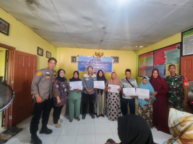
 Bhabinkamtibmas Hadiri Penyaluran BLT Dana Desa Tahun 2025 di Desa Talungeng, Kec. Barebbo, Kab. Bone
