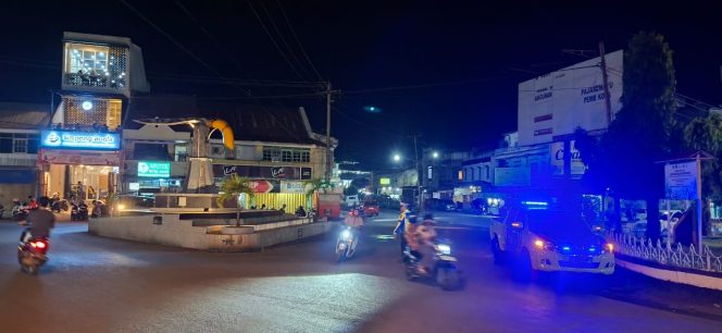 
 Personel Satlantas Polres Bone Laksanakan Blue Light Patrol