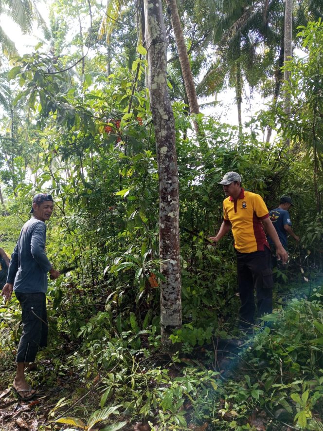 
 Kanit Binmas Bersama Warga Gelar Kerja Bakti di Perkuburan Umum Kelurahan Apala