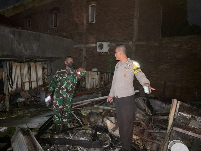 
 Bripka Muh. Tachdir Tunjukkan Kepedulian, Datangi TKP Kebakaran di Wilayah Binaannya