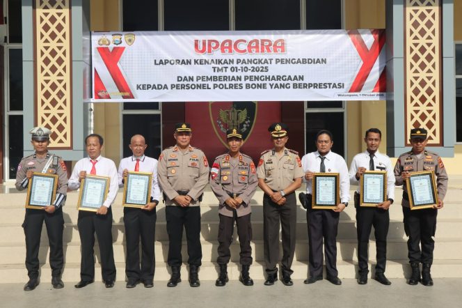 
 Kapolres Bone Pimpin Upacara, AKBP Muhammad Tawil Naik Pangkat Pengabdian dan Sejumlah Personel Raih Penghargaan