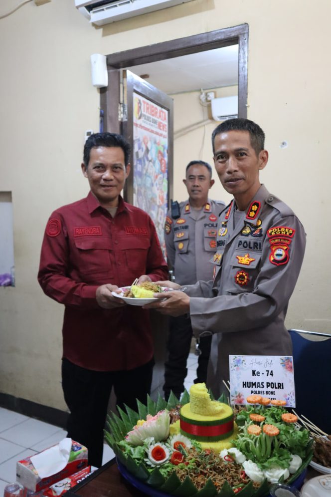 
 Semangat Humanis Warnai Syukuran Hari Humas Polri ke-74 di Polres Bone