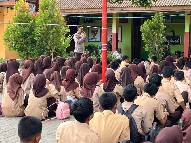 
 Kanit Binmas Polsek Tellu Siattinge Berikan Materi Pendidikan Karakter Kepada Pelajar di SMA Negeri 14 Bone