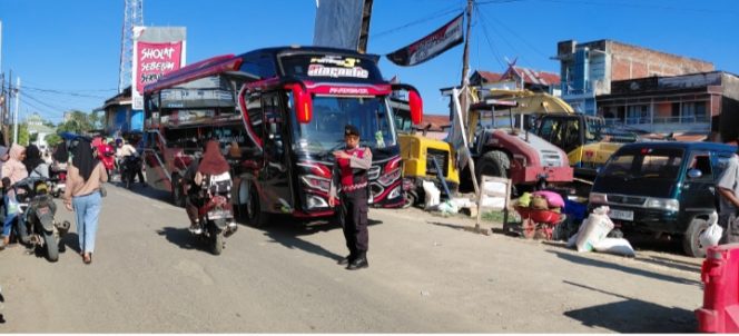 
 Kanit Samapta Polsek Ajangale Laksanakan PAM Pasar Pompanua, Situasi Aman dan Kondusif