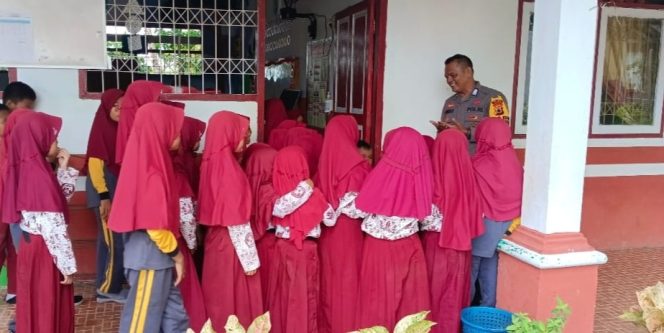 
 Bhabinkamtibmas Kunjungi SD Diwilayah Binaan, Beri Edukasi Dan Pesan Kamtibmas Sejak Dini