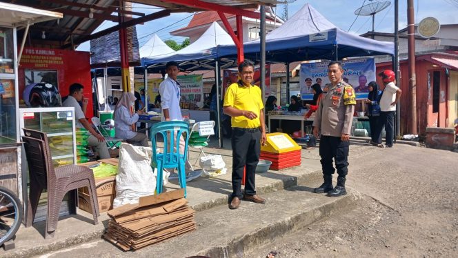 
 Bhabinkamtibmas Aiptu Arwin Pantau Pelaksanaan Pasar Murah di Jalan Bhayangkara Watampone
