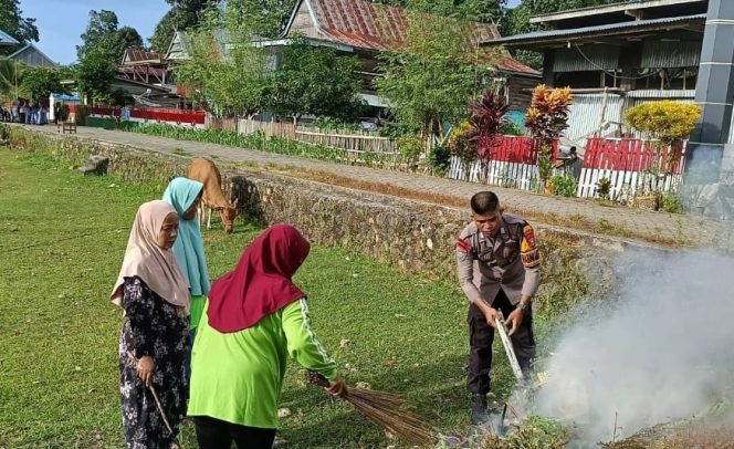
 Bersama Warga, Bripka Idrus Lakukan Kerja Bakti Jumat Bersih