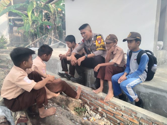 
 Selalu Akrab dengan Pelajar, Cara Jitu Bhabinkamtibmas ini Berikan Imbauan dan Motivasi