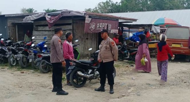 
 Personil Polsek Tellu Siattinge Lakukan Patroli Pasar, Ciptakan Situasi yang Aman dan Kondusif
