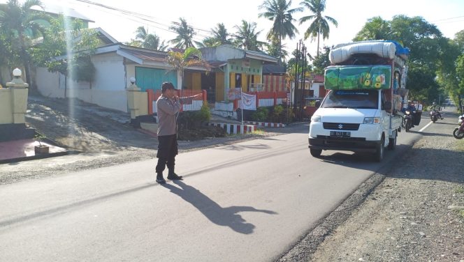 
 Cegah Kemacetan, Personil Polsek Tellu Siattinge Lakukan Pengaturan Arus Lalu Lintas