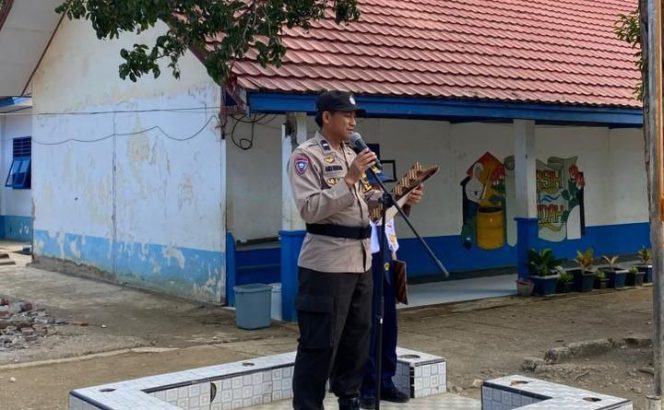
 Aipda Andi Rustan Berikan Imbauan Kepada Pelajar SMP saat Pelaksanaan Upacara Bendera