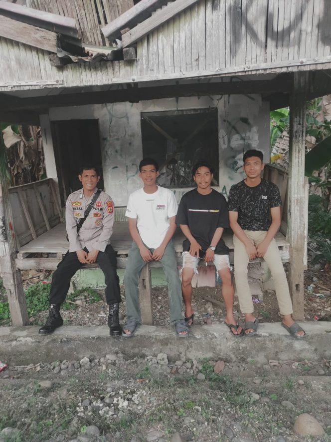 
 Bhabinkamtibmas Polsek Awangpone Laksanakan Pembinaan Satkamling di Dusun Lemo Desa Carebbu 