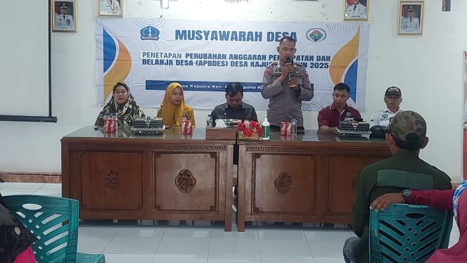 
 Kapolsek Awangpone Musyawarah Desa Perubahan Anggaran Pendapatan dan Belanja Desa Kajuara Tahun 2025