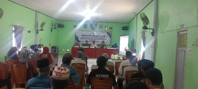 
 Kapolsek Awangpone Musyawarah Desa Perubahan Anggaran Pendapatan dan Belanja Desa Carigading Tahun 2025