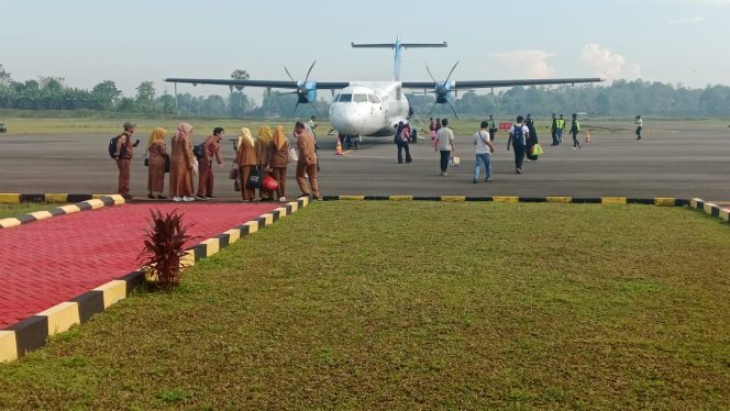 
 Polsek Awangpone Pantau Keberangkatan ATR FLYJAYA Menuju Balikpapan Pada Minggu Pertama November 2025