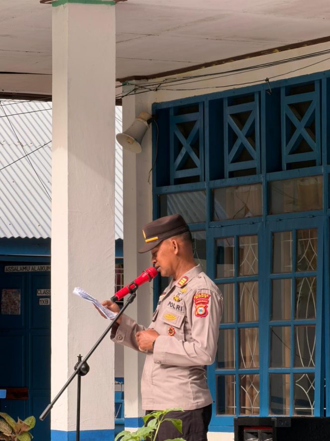 
 Kapolsek Awangpone Sosialisasi Tertib Berlalu Lintas Di SMP Negeri 3 Awangpone