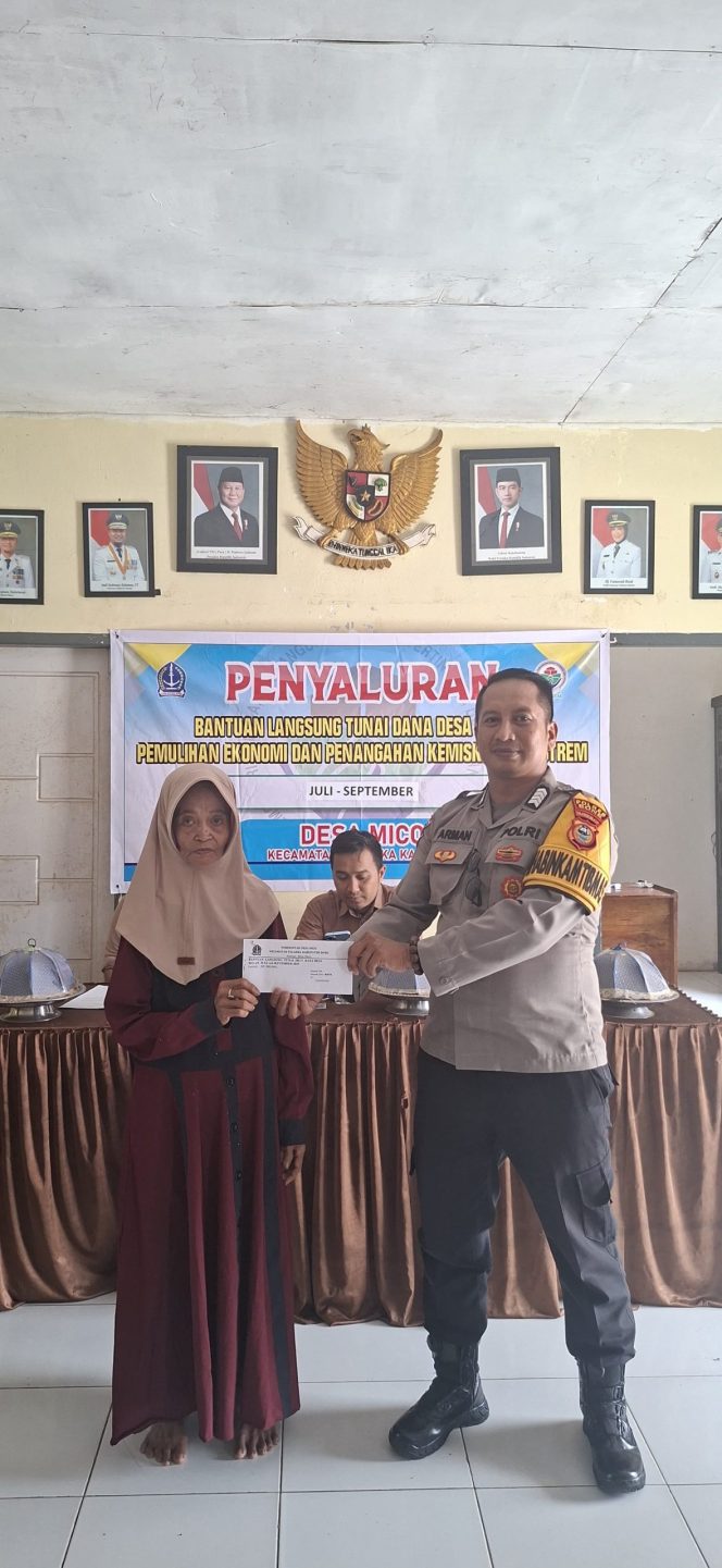 
 ‎Bhabinkamtibmas Bripka Arman Hadiri Kegiatan Penyaluran Bantuan Langsung di Wilayah Binaannya