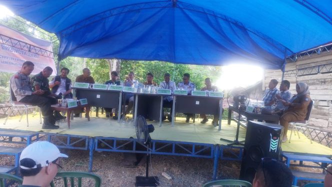 
 Kapolsek Awangpone Turut Serta Dalam Sosialisasi Rencana Pengembangan Bandara Arung Palakka di Desa Mappaloulaweng