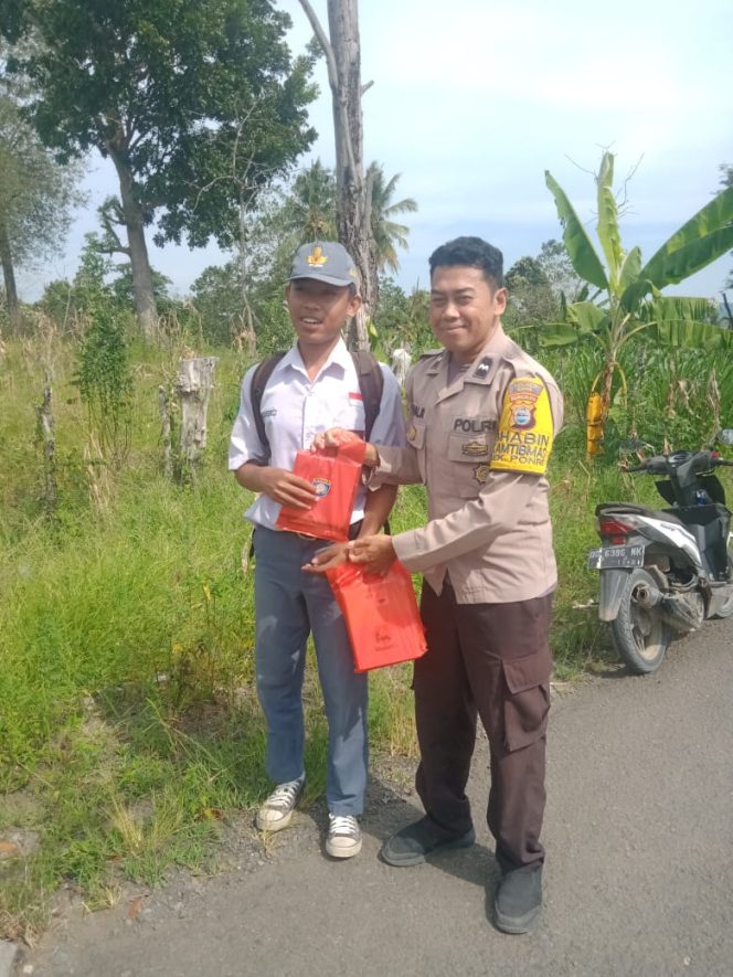 
 Alat tulis sekolah dibagikan kepada para pelajar yang ditemuinya oleh bhabinkamtibmas Polsek Ponre didesa Binaannya