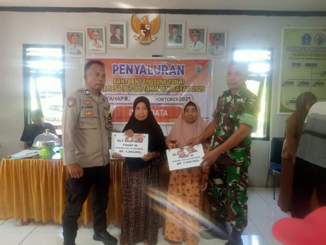 
 Bhabinkamtibmas Dampingi Pemerintah Desa Salurkan BLT-DD kepada 24 Warga Penerima Manfaat