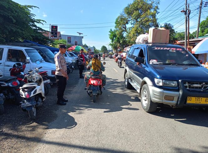 
 Giat Pengamanan Pasar Paccing oleh Personel Polsek Awangpone