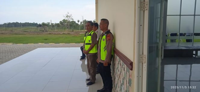 
 Polsek Awangpone Pantau Keberangkatan ATR FLYJAYA Menuju Makassar Pada Minggu Pertama November 2025