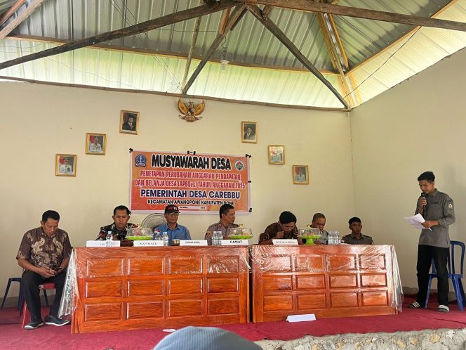 
 Wakapolsek Awangpone Musyawarah Desa Carebbu Bahas Pengembalian Pinjaman Koperasi Desa Merah Putih