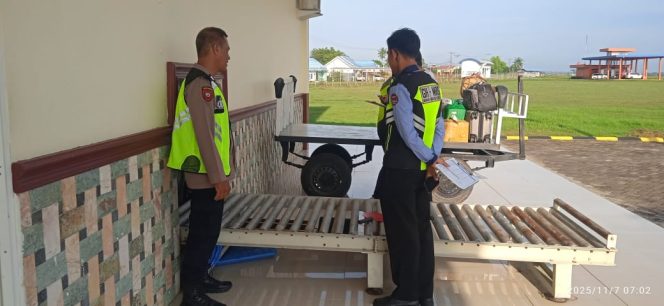 
 Polsek Awangpone Pantau Pesawat ATR FLYJAYA Menuju Kendari Pada Minggu Pertama November 2025
