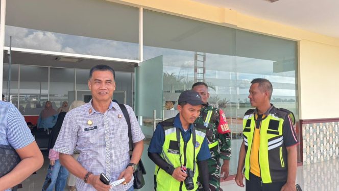 
 Polsek Awangpone Memantau Keberangkatan ATR FLYJAYA Menuju Makassar Pada Minggu Pertama November 2025