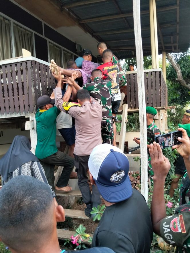 
 Personel Polsek Mare Bantu Evakuasi Korban Tenggelam di Sungai Useng Ujung Tanah
