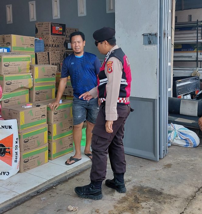 
 Jaga Kamtibmas, Kanit Samapta Polsek Ajangale Laksanakan Patroli Dialogis Serta Sambang Pertokoan Dan Kios Di Wilayah Hukum