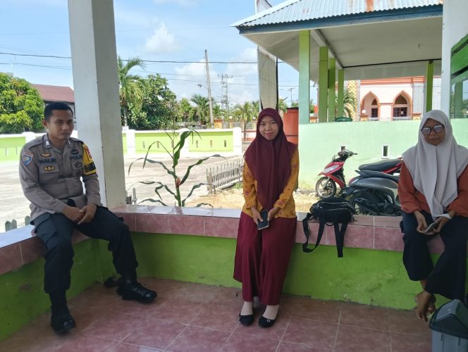 
 Bhabinkamtibmas Sambang Warga di Desa Binaan, Jalin Silaturahmi dan Dengar Aspirasi Masyarakat