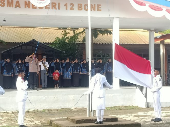 
 Kapolsek Sibulue Jadi Irup pada Upacara Bendera di SMA Negeri 12 Bone