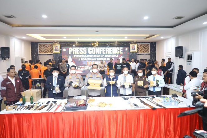 
 Kapolda Sulsel Pimpin Press Conference Pengungkapan Kasus Narkotika dan Penculikan Anak di Bawah Umur