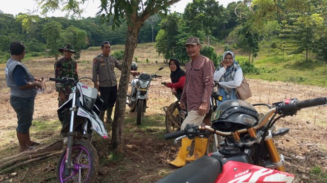 
 Bhabinkamtibmas Sambangi Warga di Desa Binaan, Jalin Silaturahmi dan Sampaikan Pesan Kamtibmas
