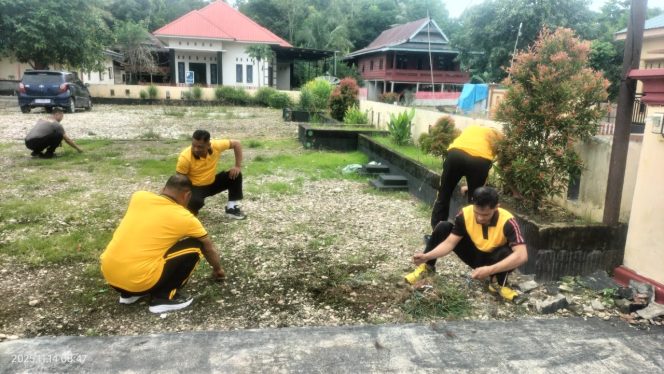 
 Personel Polsek Awangpone Bersihkan Lingkungan Tempat Kerja Untuk Pelayanan Prima