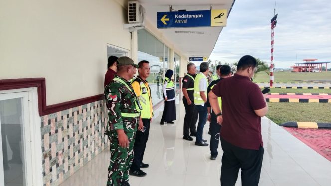 
 Polsek Awangpone Memantau Keberangkatan ATR FLYJAYA Menuju Kendari Pada Minggu Kedua November 2025