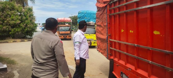 
 Dampingi Karyawan Kapal, Personil Polsek Lakukan Pemeriksaan Kendaraan