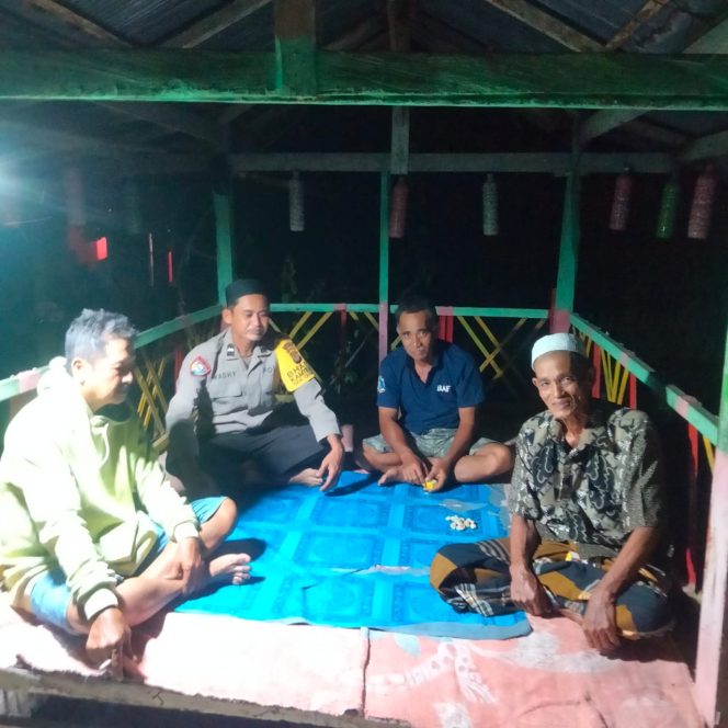 
 ‎Bhabinkamtibmas Polsek Cenrana Kunjungi Satkamling Di Desa Awang Cenrana