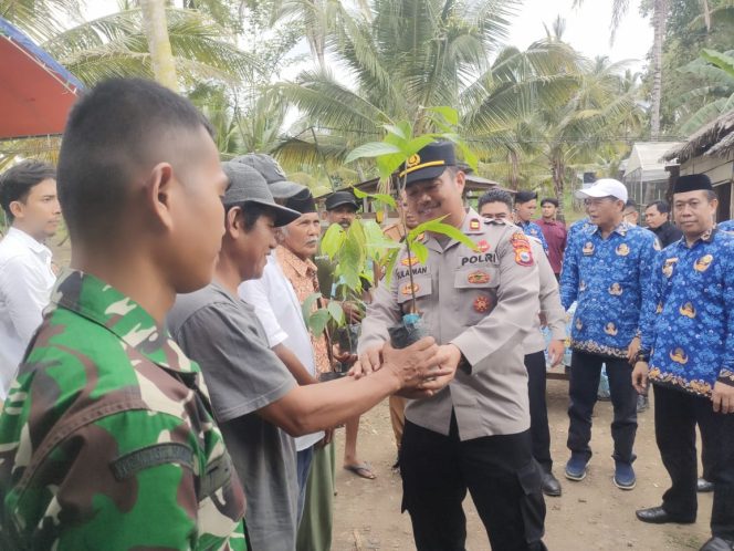 
 Kapolsek Ponre menghadiri acara penyerahan nurseri perkebunan dan bantuan benih kakao didesa turu adae kecamatan Ponre