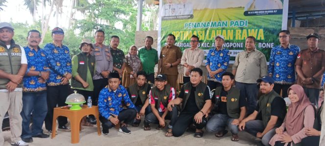 
 Waka Polsek Awangpone Penanaman Padi Pada Lahan Optimasi Rawa Di Desa Carigading