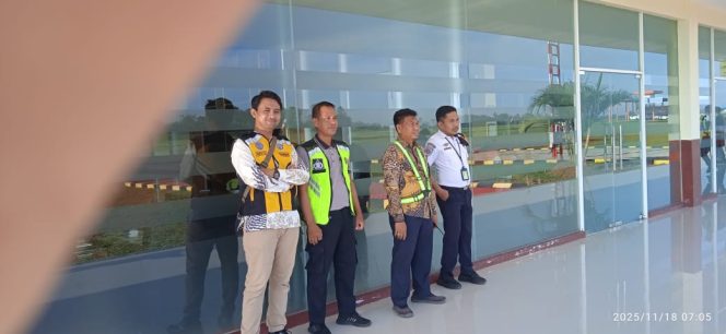 
 Polsek Awangpone Pantau Pesawat ATR FLYJAYA Menuju Kendari Pada Minggu Ketiga November 2025
