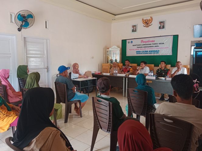 
 Bhabinkamtibmas Polsek Ulaweng Hadiri Penyaluran BLT DD Di Desa Lilina Ajangale