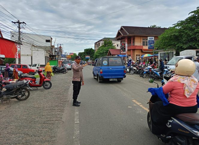 
 Personel Polsek Awangpone Pengamanan Pasar Paccing Pada Minggu Ketiga November 2025