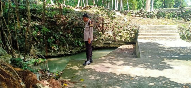 
 Patroli Dialogis, Ka SPKT Polsek Ulaweng Imbau Warga Jaga Lingkungan Serta Beri Pesan Pesan Kamtibmas