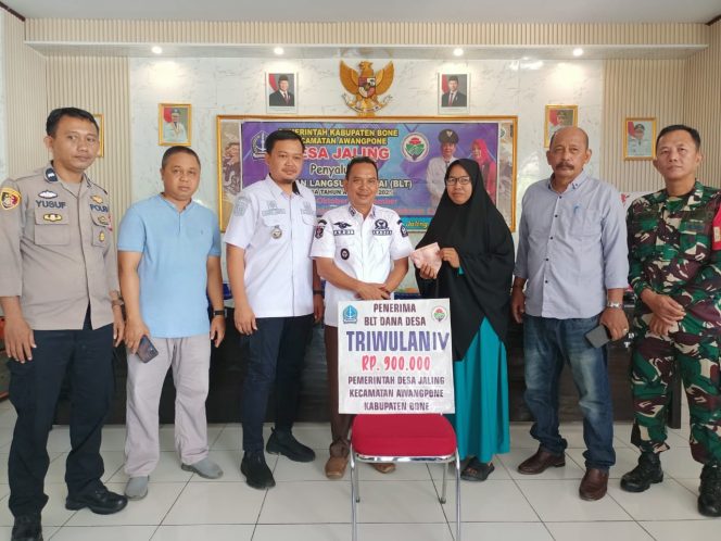 
 Polsek Awangpone Menghadiri Penyaluran BLT Dana Desa Jaling bulan Oktober Sampai Desember 2025