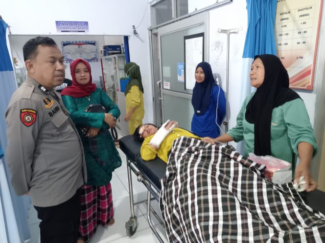 
 Personil Polsek Mare Sigap Tangani Laka Lantas Di Desa Tellongeng