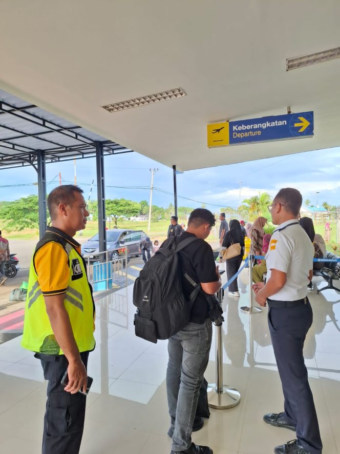 
 Polsek Awangpone Memantau Keberangkatan ATR FLYJAYA Menuju Kendari Pada Minggu Ketiga November 2025